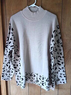 Women’s Neutral Leopard Print Sweater Size L Mock Neck Side Slits Soft Knit